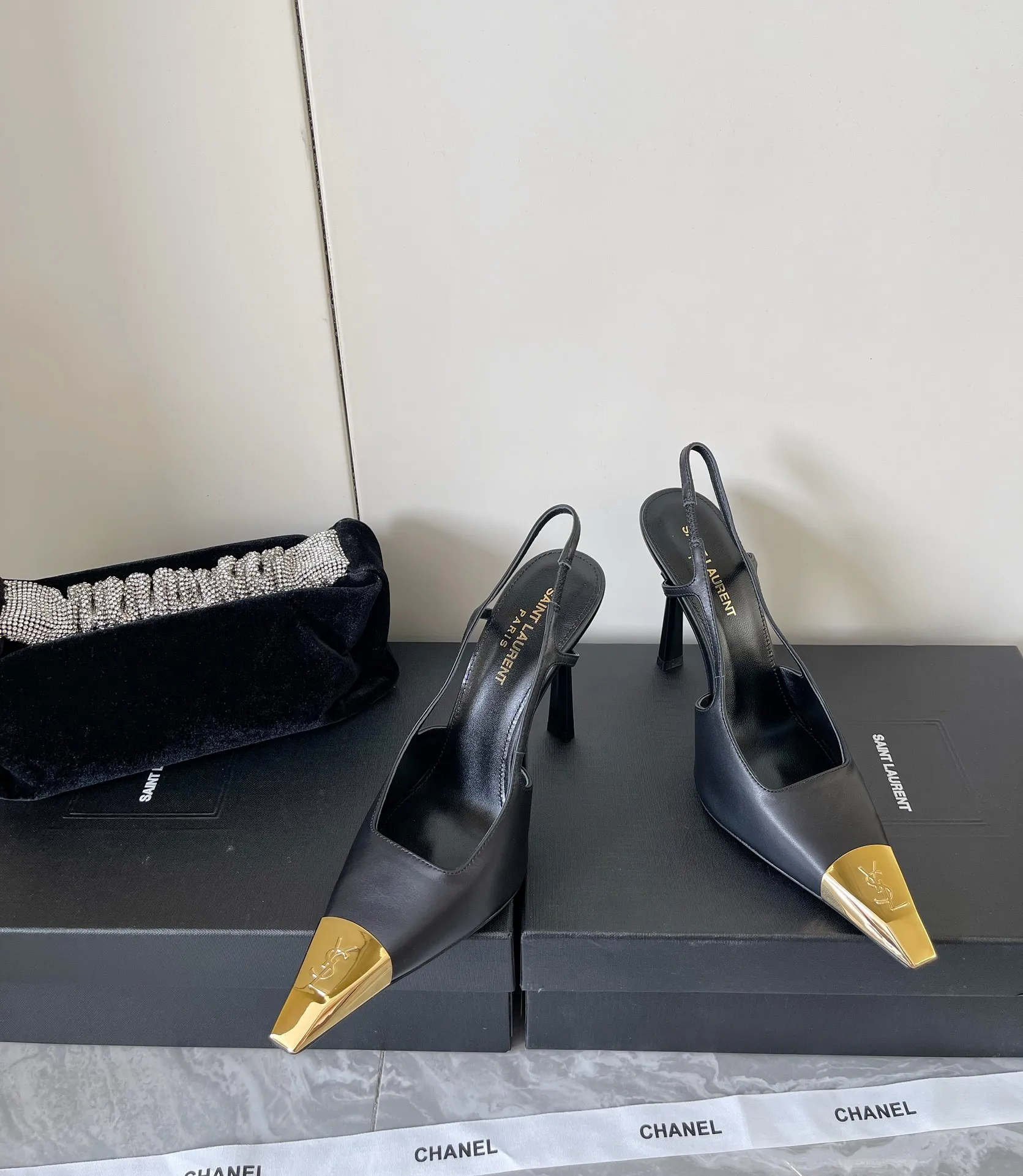 👟👟Ex-factory price 560👟👟 YSL Yves Saint Laurent's latest gold iron-toe logo small square toe high-heeled shoes ✔️ New products are available at the counter at the same time. Major celebrities and Internet celebrities have stepped on their feet. The style is fashionable and versatile, simple and high-end, and the elegance is achieved to the extreme. The feet are full of goddess style! Upper: Imported calfskin Lining: Imported sheepskin Heel height: 10.5 Outsole: Genuine leather outsole Size: 35-39 (custom-made in 40 units, non-refundable)